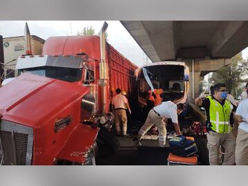 Persona queda prensada tras carambola en la México-Puebla