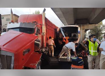 Persona queda prensada tras carambola en la México-Puebla