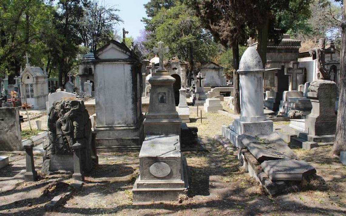 Otra de las historias populares se relaciona con la creencia de que ciertos espíritus merodean por el panteón, especialmente durante el Día de Muertos, cuando se cree que los difuntos regresan a visitar a sus seres queridos. 

Foto: Producción El Universal Puebla