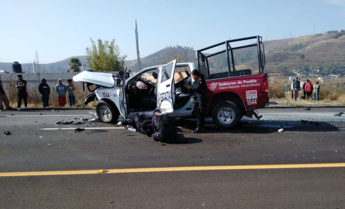 Un policía estatal murió luego de que la patrulla en la que viajaba chocó contra un tráiler en la autopista Puebla-Atlixco. | Foto: Agencia Es Imagen para El Universal Puebla