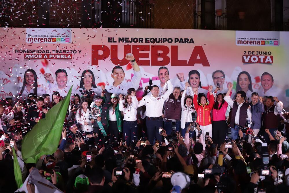 En el primer minuto de este domingo 31 de marzo, Alejandro Armenta inició su campaña en el zócalo de Puebla | Foto: EsImagen