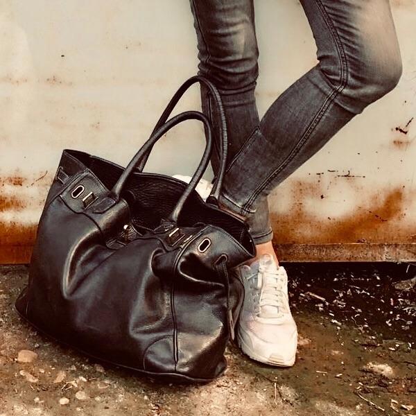 Probar cualquier producto o solución en una pequeña área discreta del bolso antes de aplicarlo en toda la superficie es un paso crucial para evitar posibles daños en la piel. 

Foto: Producción El Universal Puebla