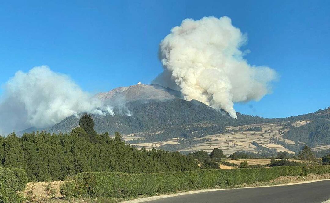 Así se ve a lo lejos el incendio forestal que se registra en las faldas del Pico de Orizaba | Foto: Twitter Mareli Berman