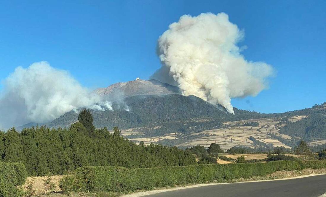 Así se ve a lo lejos el incendio forestal que se registra en las faldas del Pico de Orizaba | Foto: Twitter Mareli Berman