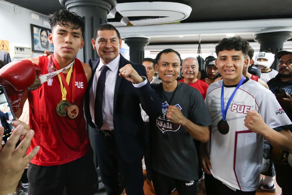 El gobernador Alejandro Armenta visitó el Gimnasio Red Corner Escuela de Box de la entrenadora Shirley Ann Muñoz | Foto: Gobierno del Estado.