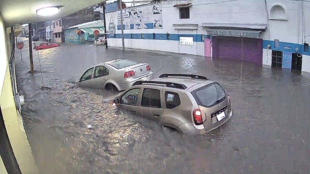 Las aguas de inundación pueden penetrar en componentes críticos del motor, provocando corrosión, cortocircuitos eléctricos y fallas mecánicas que eventualmente se manifiestan como humo. 

Foto: Producción El Universal Puebla