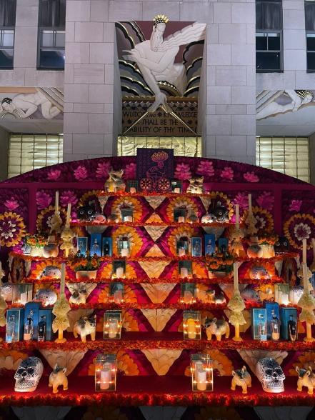 Artesanos de Tlaxcala montan ofrenda de muertos en el Rockefeller Center de Nueva York