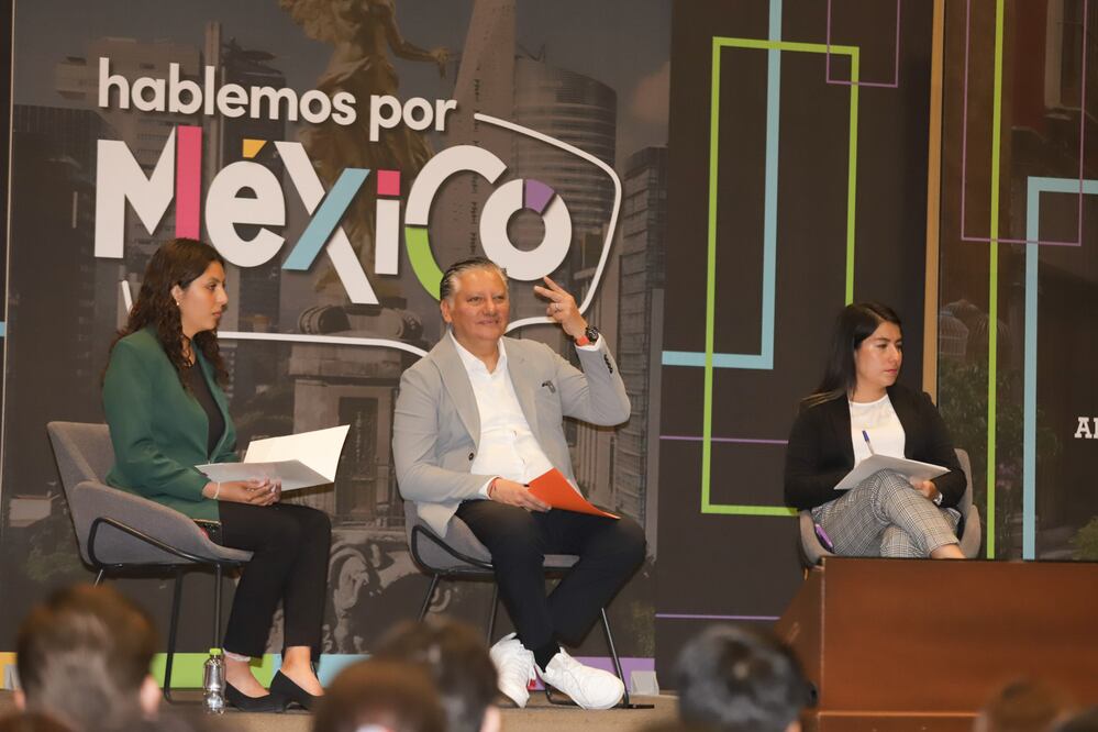 Fernando Morales también asistió al conversatorio en la UPAEP | Foto: EsImagen