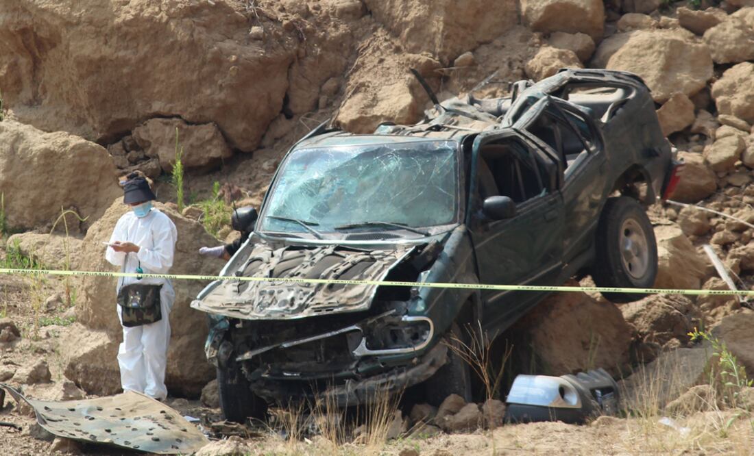 Otro feminicidio: hallan mujer degollada dentro de camioneta volcada en Amozoc
