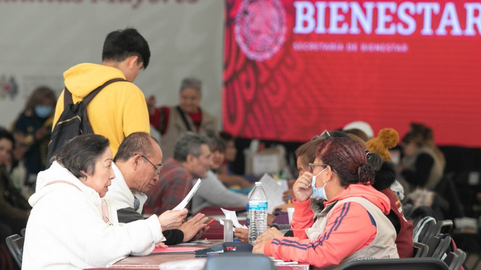 Se espera que la implementación de esta pensión beneficie a un número considerable de mujeres, promoviendo su autonomía y bienestar en esta etapa de la vida. Las mujeres que se inscriban en este programa social recibirán un apoyo económico de 3 mil pesos cada dos meses. 

Foto: Producción El universal Puebla