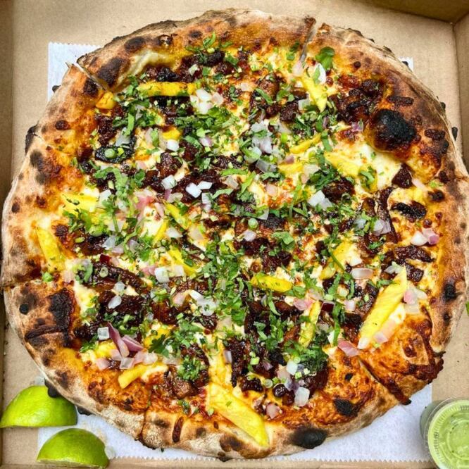 Las pizzas poblanas del migrante Víctor Jolalpa son muy populares en Filadelfia | Foto: Facebook Neshaminy Creek Brewing Company