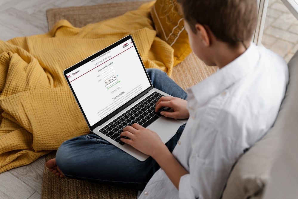 La carta de asignación SEP Puebla 2025 se puede descargar en línea | Foto: Canva / Captura de pantalla SEP Puebla