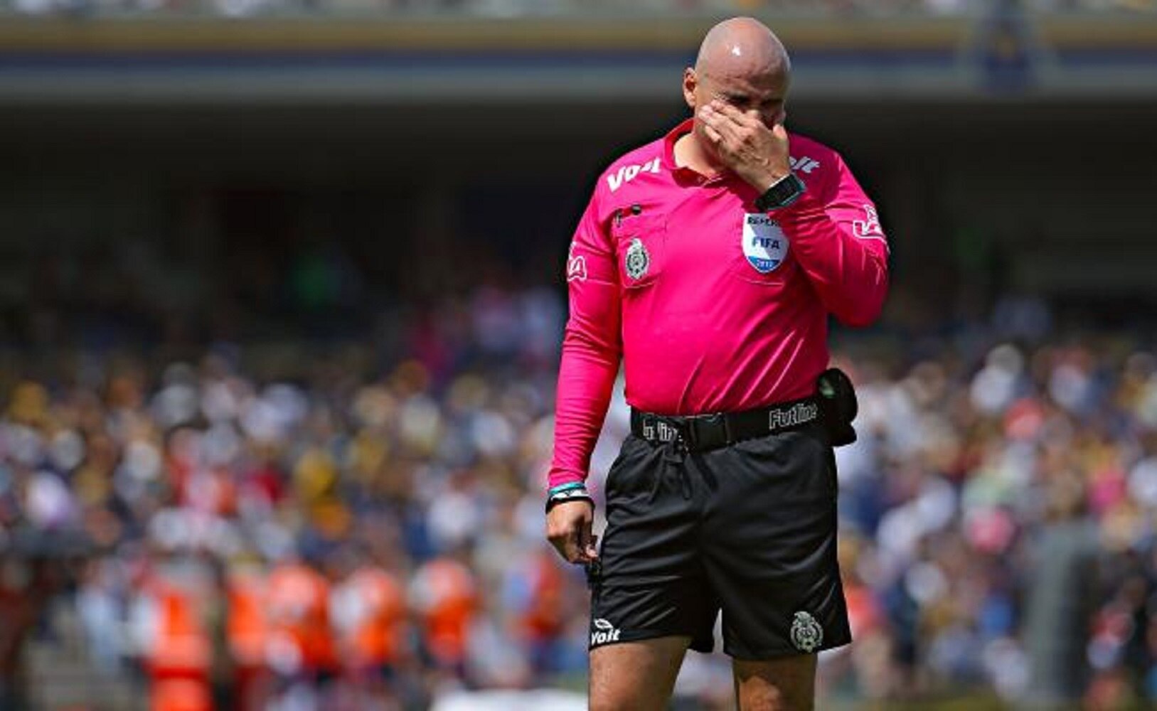Sin embargo, estas decisiones, aunque cruciales para el desarrollo del juego, pueden generar críticas y controversias, especialmente cuando los aficionados en las gradas de los estadios no están de acuerdo con los fallos.

Foto: Producción El Universal Puebla 