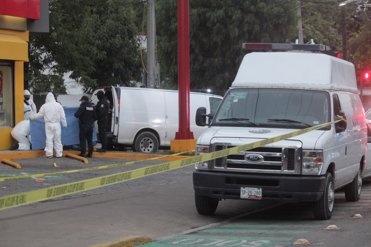 Un hombre fue asesinado y otro resultó herido en el OXXO del Bulevar Xonaca | Agencia Es Imagen para El Universal Puebla