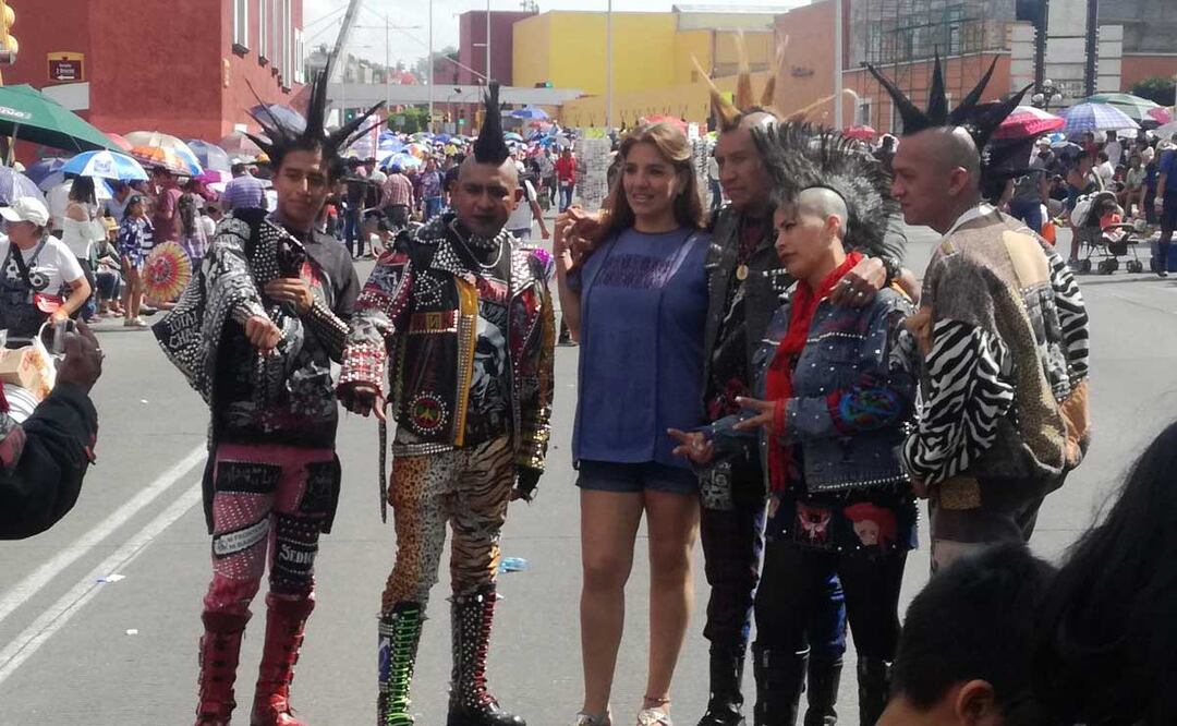 Soldados desmayados, perritos que desfilan, familias punk que son asediadas como rockstars y mucho más se ha visto en el Desfile del 5 de Mayo | Foto: Twitter Luis R. García Garnica