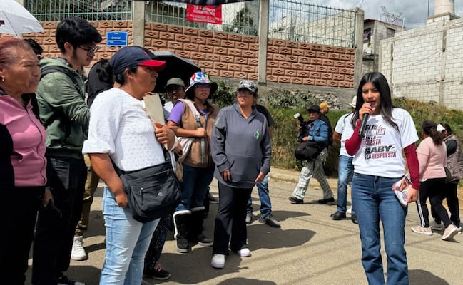 Gaby "La Bonita" Sánchez camina en La Resurrección promocionando su pelea por Puebla