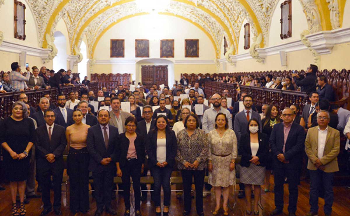 BUAP entrega definitividades a trabajadores no académicos