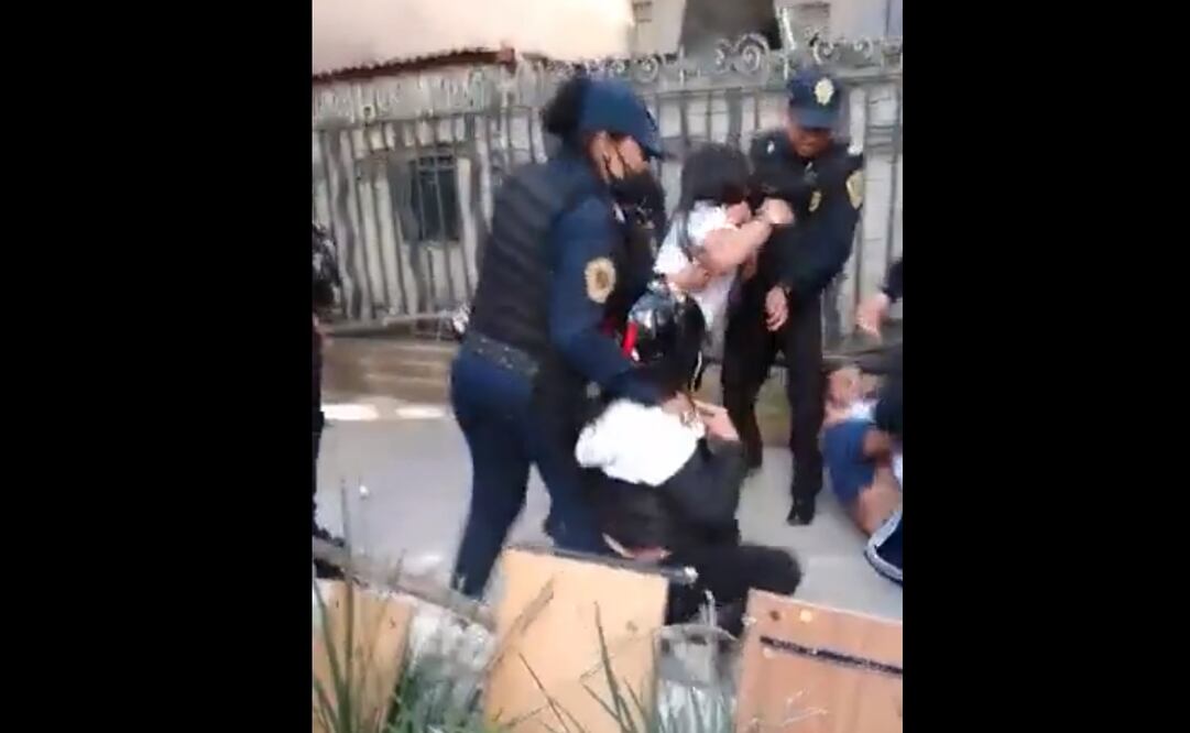 Este martes circuló un video en redes sociales donde se observa a un hombre en el suelo rodeado por policías de la Secretaría de Seguridad Ciudadana (SSC) en la colonia Roma Norte. Foto: captura de video