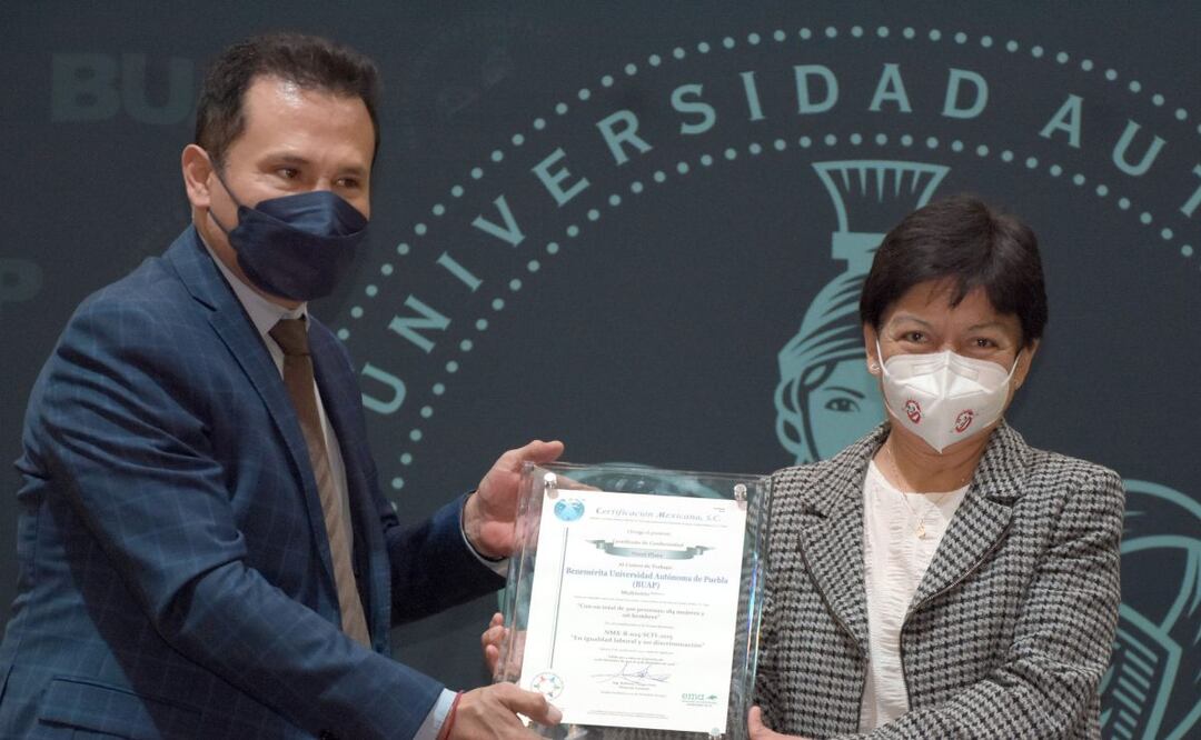 Roberto Vargas Soto entregó el documento | Foto: BUAP