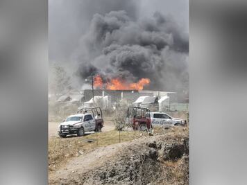 Se incendia pipa con diésel dentro de depósito de tráileres en la México-Puebla