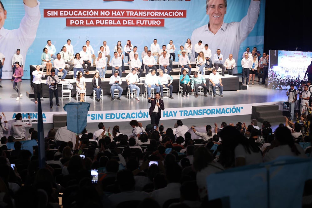 Alejandro Armenta se reunió con 5 mil maestros estatales de todos los niveles | Foto: Especial