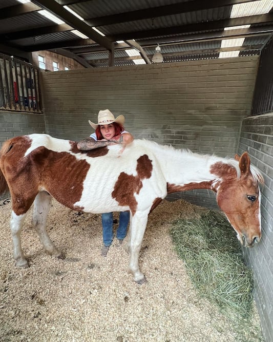 Elena Larrea adora los caballos desde niña y ahora es propuetaria del refugio Cuacolandia | Foto: Facebook Cuacolandia