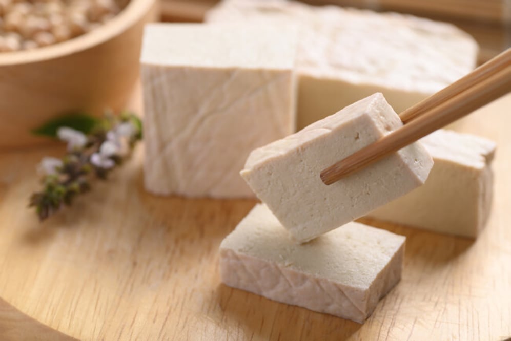 Debido a su capacidad para absorber sabores, el tofu es popular en una amplia variedad de platos tanto en la cocina asiática como en la cocina internacional. 

Foto: Producción El Universal Puebla