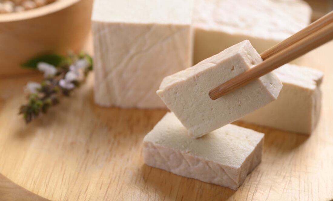 Debido a su capacidad para absorber sabores, el tofu es popular en una amplia variedad de platos tanto en la cocina asiática como en la cocina internacional.
Foto: Producción El Universal Puebla