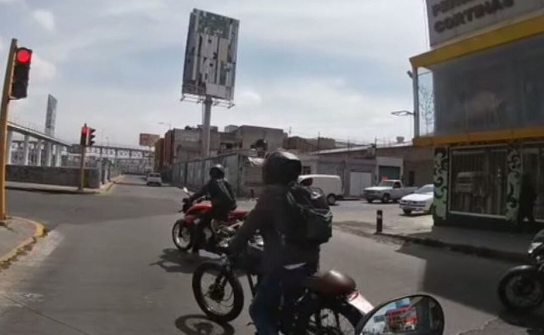 El repartidor Alexis narra las peripecias que vive todos los días en las calles de Puebla. | Foto: TikTok El joven Alexis