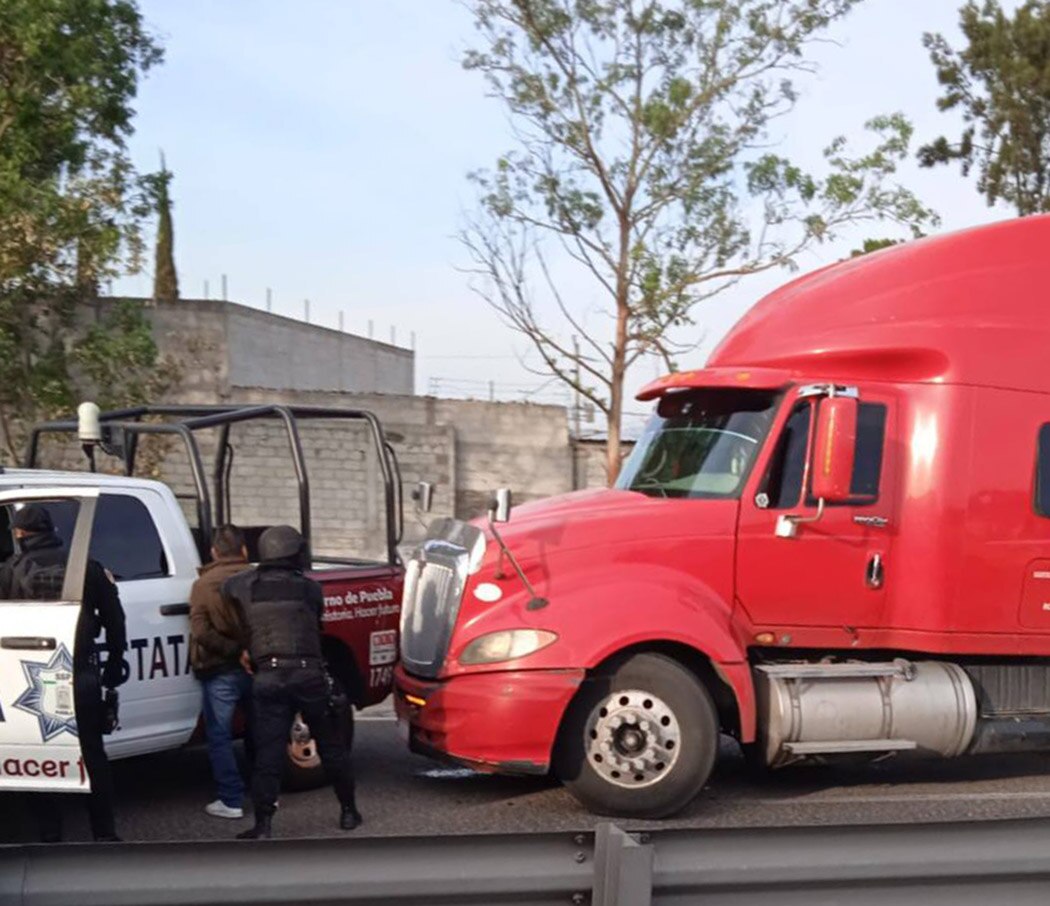 Choca trailero y al intentar huir embiste a patrulla en la Puebla-Orizaba