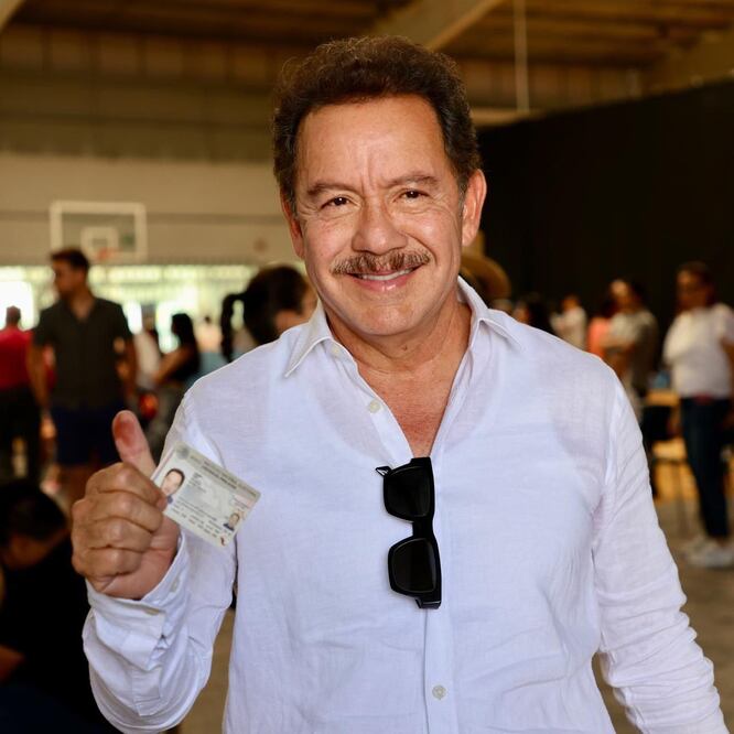 Nacho Mier votó en Cholula | Foto : Especial