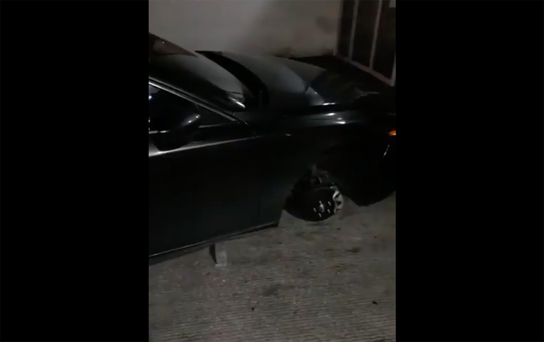 Fue a la farmacia y le robaron las llantas de su coche