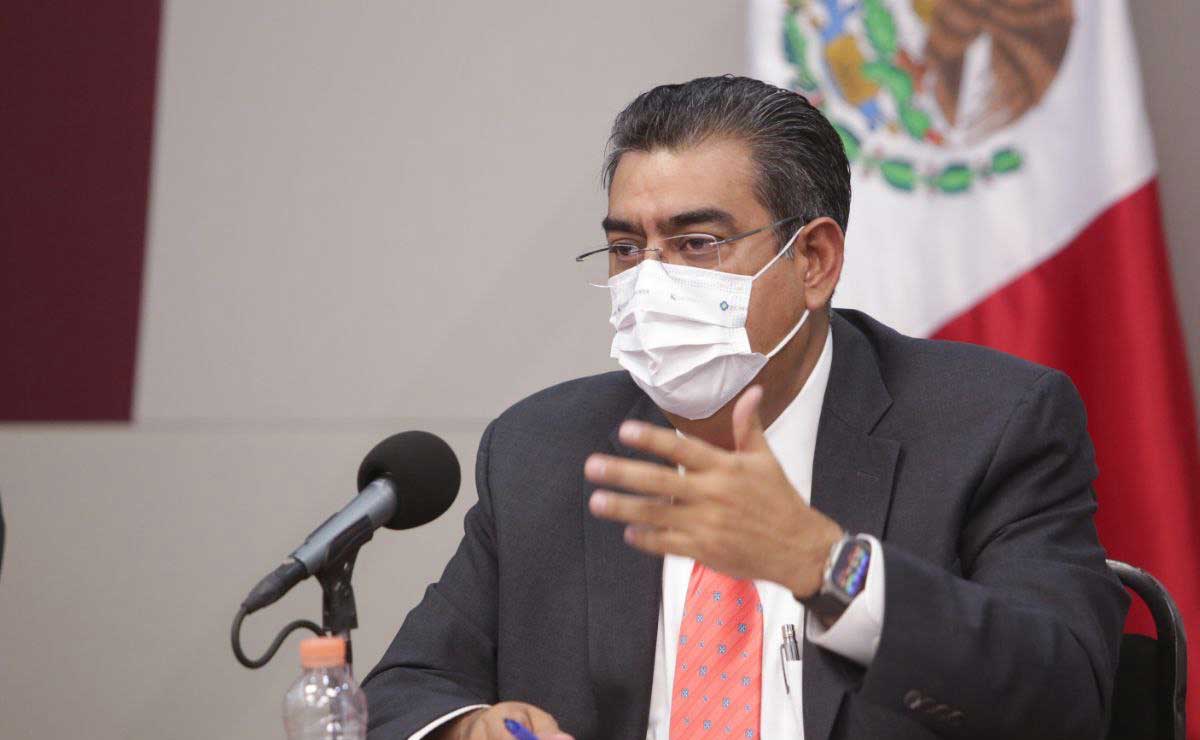 El gobernador de Puebla, Sergio Salomón Céspedes, habló en conferencia de prensa sobre el caso de Zapotitlán | Foto: Agencia Es Imagen para El Universal Puebla