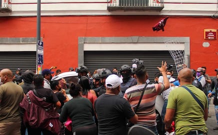 Policías vs ambulantes: desalojan y decomisan mercancía en Centro Histórico