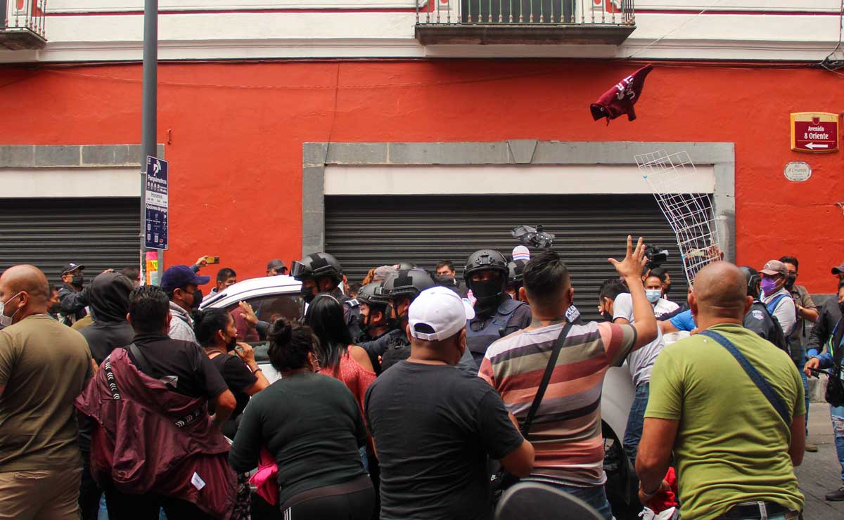 Policías vs ambulantes: desalojan y decomisan mercancía en Centro Histórico