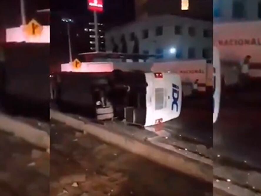 Autobús con pasajeros vuelca en Puebla