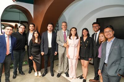 Pepe Chedraui dialoga con estudiantes de la Escuela Libre de Derecho