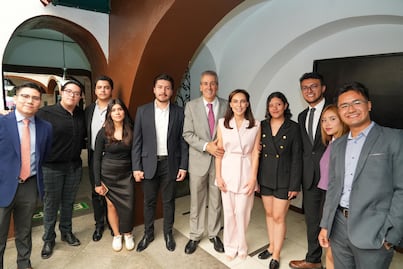 Pepe Chedraui dialoga con estudiantes de la Escuela Libre de Derecho