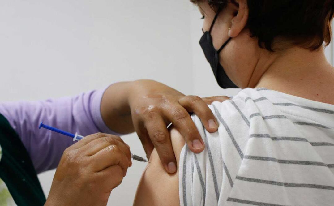 La aplicación de la vacuna anticovid viene acompañada de algunas secuelas, pero en muy pocos casos tienen reacciones fuertes | Foto: agencia Es Imagen para El Universal Puebla