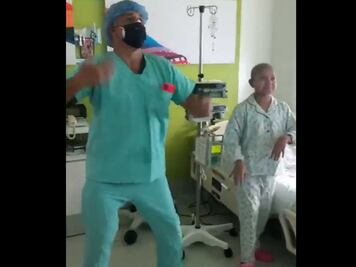 Médico baila con su paciente para que “pegue” un trasplante de médula ósea