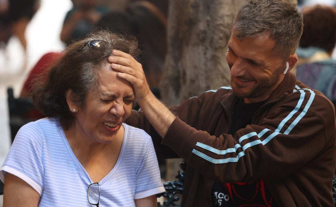 El rumano quita dolores en una banca de Paseo Bravo | Foto: EsImagen