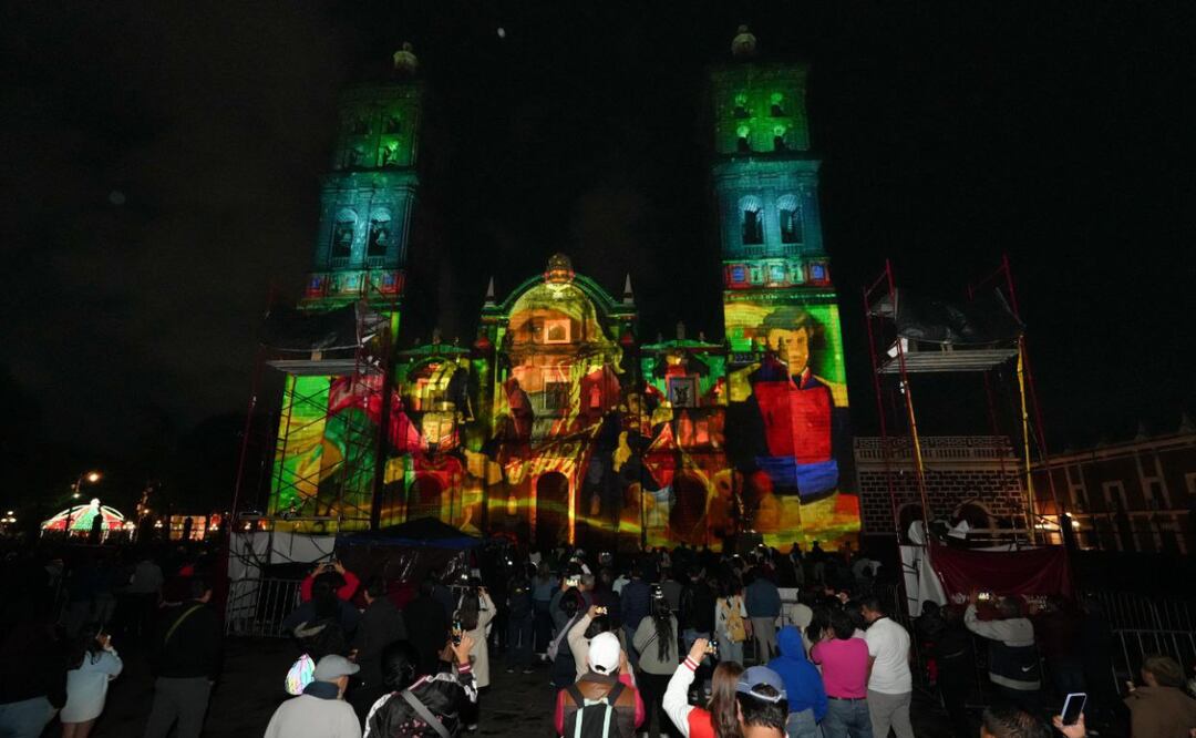Inaugura Pepe Chedraui proyecciones del videomapping "Septiembre Brilla" en la fachada de Catedral | Foto: Ayuntamiento de Puebla.