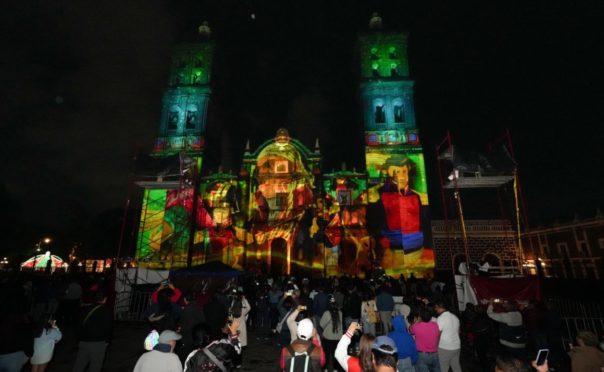 Inaugura Pepe Chedraui proyecciones del videomapping "Septiembre Brilla" en la fachada de Catedral | Foto: Ayuntamiento de Puebla.