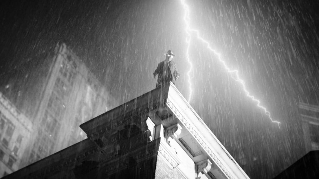 La cinematografía en blanco y negro es increíble. La serie evoca la colorización del cine noir a través de una gran iluminación | Foto: Amazon Prime Video