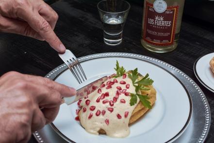 ¿Creíste haber visto todo? Surge mezcal de nogada