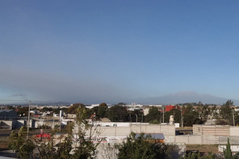 Una capa de ceniza cubre al volcán Popocatépetl | Foto: EsImagen
