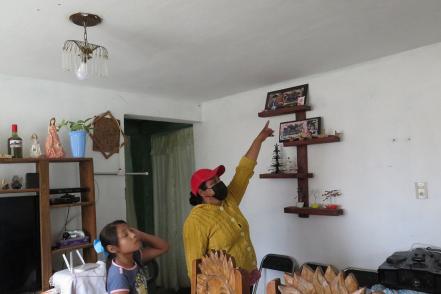 "Se está cuarteando mi casa y el agua sale sucia por el socavón", asegura vecina de Zacatepec