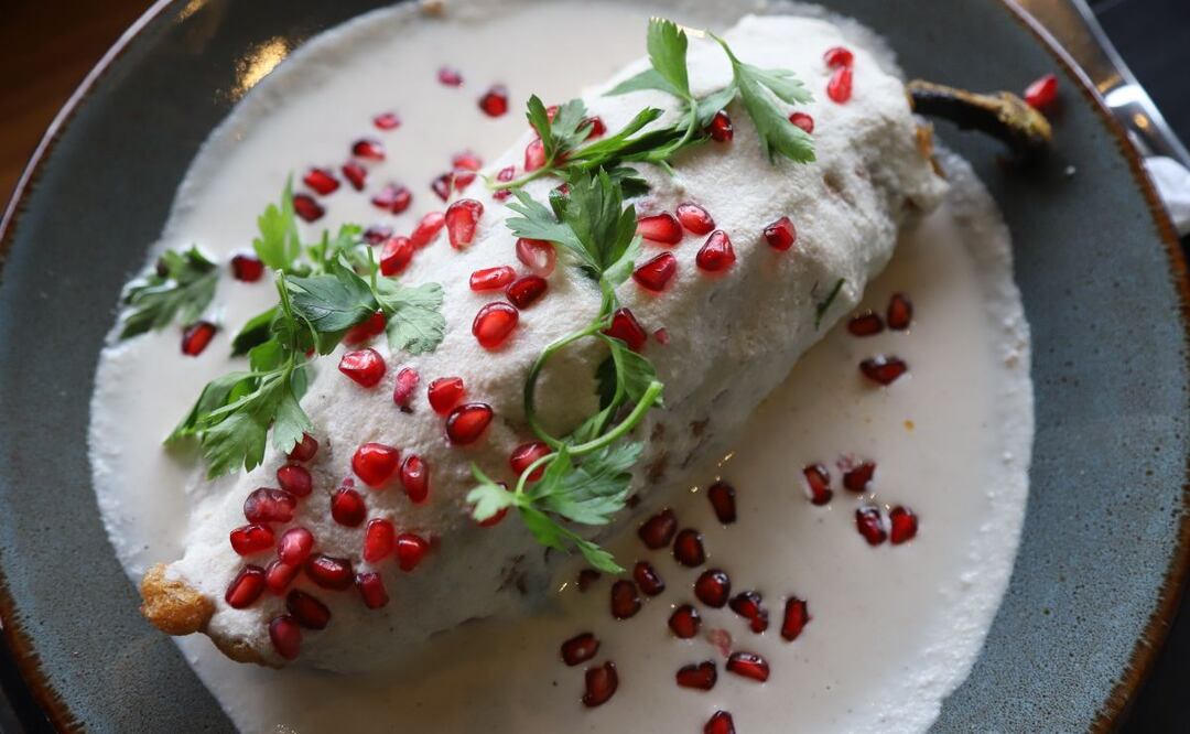 Julio, agosto y septiembre son los meses en los que puedes degustar un verdadero Chile en Nogada, orgulloso platillo barroco de Puebla | Foto: Agencia Es Imagen para El Universal Puebla