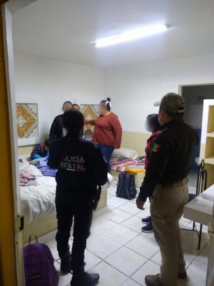 Por sismo, 40 migrantes desalojan hotel y los descubre el INM