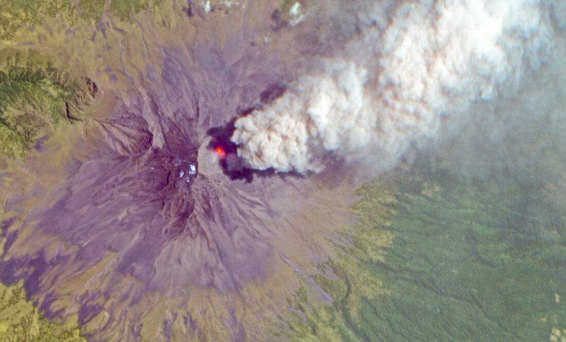 Por tanta ceniza se han cancelado algunos partidos. | Foto: Twitter SatWorld